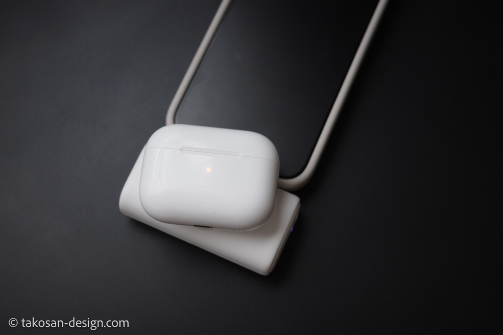 RORRY 一体型モバイルバッテリーでAirPods Proを充電する様子