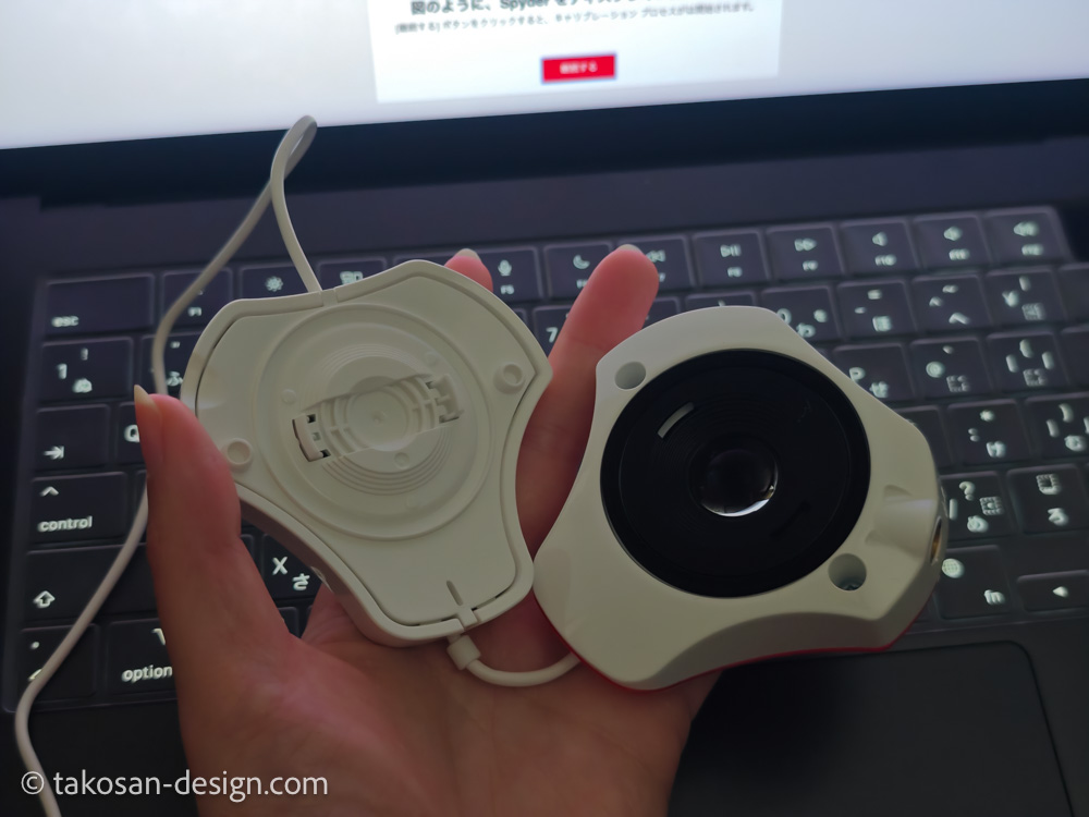 datacolor SpyderExpressを使用してキャリブレーション中の本体