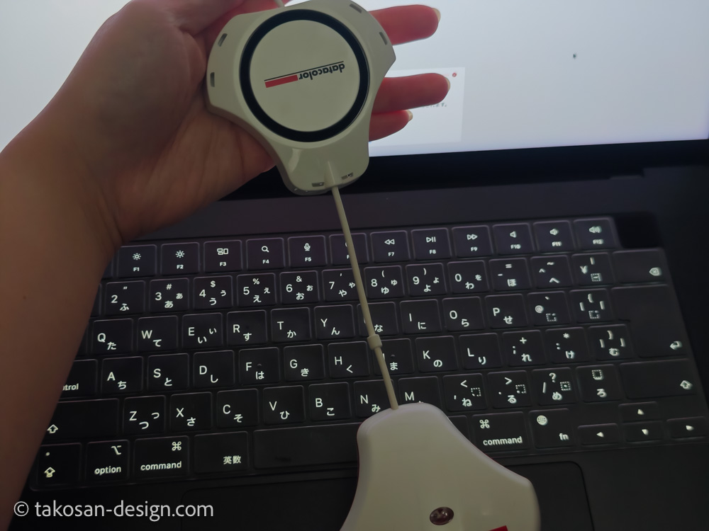 datacolor SpyderExpressを使用してキャリブレーション中の本体